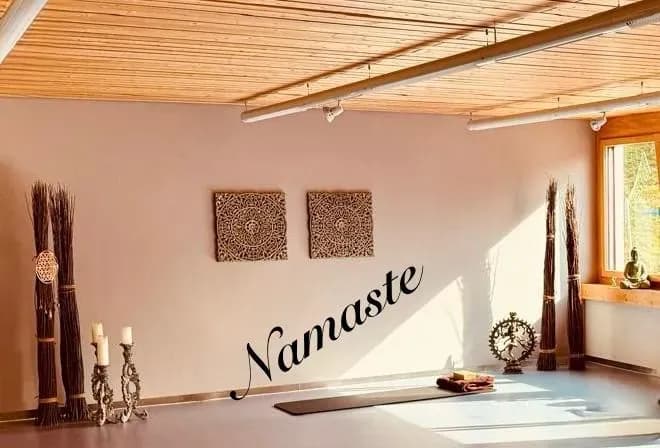Studio mit Namaste-Schriftzug